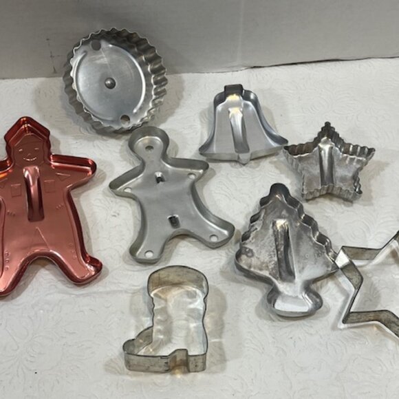 VTG 8 Various Biscuit Cookie Cutters Metal Gingerbread Man Stars Bell Tree Boot - Picture 2 of 12